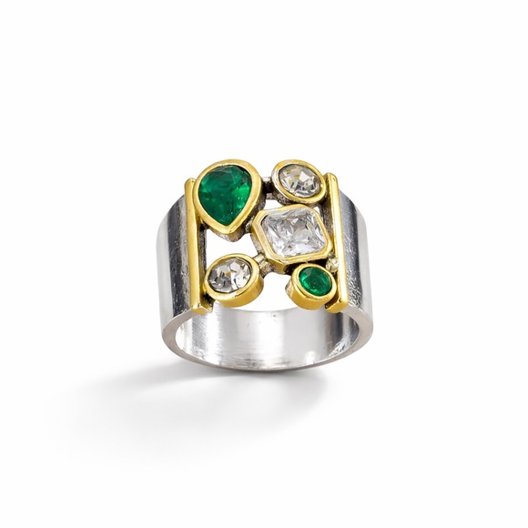 ⚜️ Elegant Gold and Green Gemstone Ring